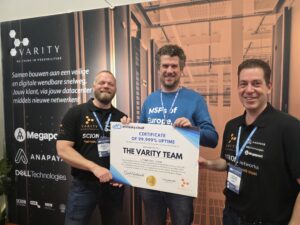 Diederik Wennekes (CEO van Varity) en Merijn Evertse (CTO van Varity) krijgen een 99,999% uptime certificaat overhandigd door Geert Oudenaert, namens Whitesky.cloud